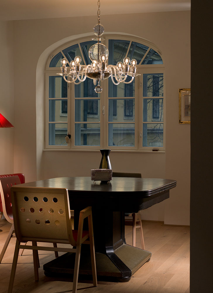 8-light Musseline chandelier in an ecclectic flat
